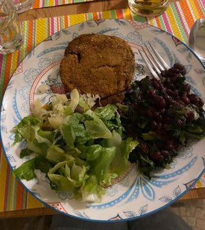 Cotoletta di seitan, fagioli azuki con scarola e insalata   at Un Gelsomino in Salerno