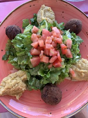 Green salad with hummus and falafel  at Pico Feliz in Samara