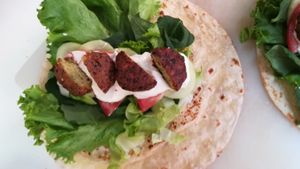Wrap with falaffel at Pico Feliz in Samara