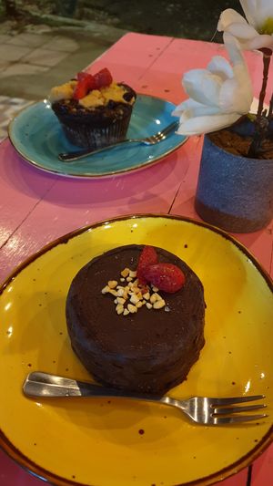 Frozen chocolate cake and chocolate banana muffin at Pico Feliz in Samara