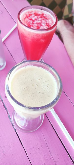 Mango vegan milkshake and watermelon juice at Pico Feliz in Samara