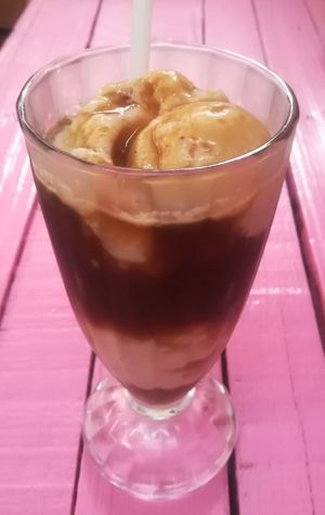 Coffee with vanilla ice cream at Pico Feliz in Samara