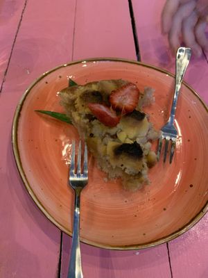 Delicious apple crumble cake at Pico Feliz in Samara