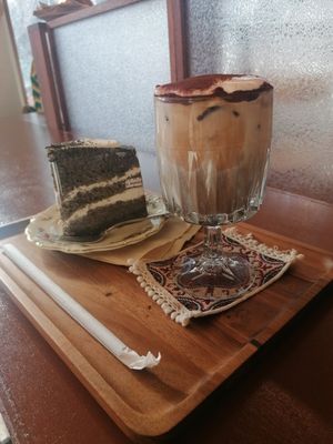 Black sesame cake and Tiramisu latte at Cafe La Moire in Jeonju