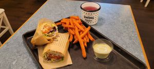 Swiss Wrap mit Röschti und Sweet Fries mit Basilikum/Zitronen-Dip at Swing Kitchen - Laupenstraße in Bern