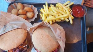 Chili Cheese Bites, Fries and Burgers at Swing Kitchen - Laupenstraße in Bern