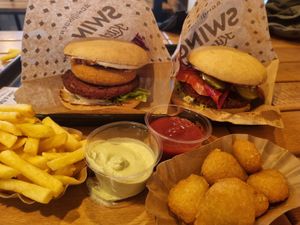 Veganuary Burger (Mac'n'Burger), Bacon Burger and fries + Chili cheese bites at Swing Kitchen - Laupenstraße in Bern