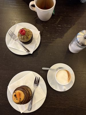 Cupcake sacher con caffe con latte di soia   at Tauer in Turin