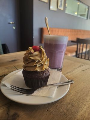 Cupcake "The best" and a cute purple Drink that i don't remember the name of :) at Tauer in Turin