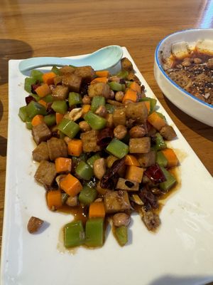 King Pia vegan chicken  at A Lotus on the Water 清水荷花 - 文殊坊店 in Chengdu