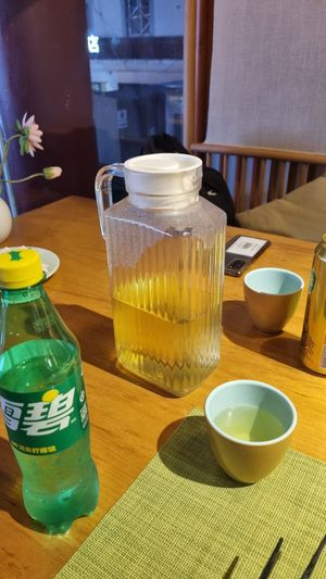 Complimentary tea at A Lotus on the Water 清水荷花 - 文殊坊店 in Chengdu