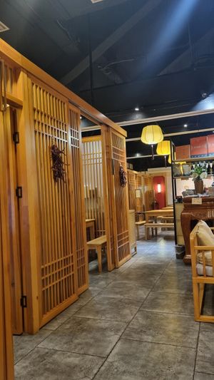 Booths in restaurant at A Lotus on the Water 清水荷花 - 文殊坊店 in Chengdu
