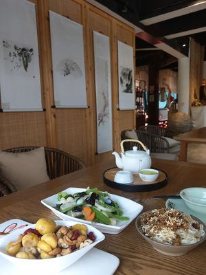 4 treasures, dandan noodles and veggies, tea is for free at A Lotus on the Water 清水荷花 - 文殊坊店 in Chengdu