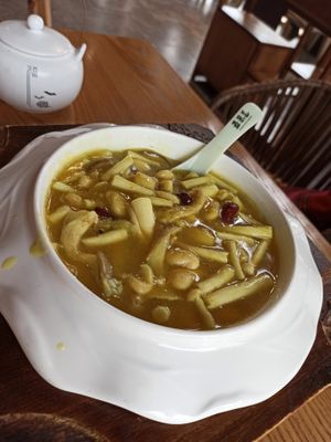 Wild mushroom and bean soup at A Lotus on the Water 清水荷花 - 文殊坊店 in Chengdu