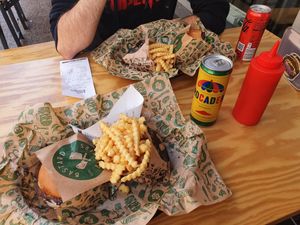 New Yorker burger, fries and addicting Trocadero at Bastard Burgers in Falun