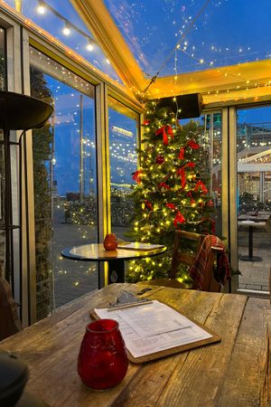 Warm and great Christmas vibe with beach views   at Tempest Inn in Brighton