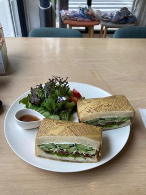 Veggie sandwich mit Salat  at Juma Cafe in Nagasaki