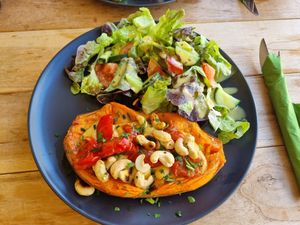 Süßkartoffel mit Datteltomaten, Cashews und Salatbeilage at fruchttick in Stuttgart