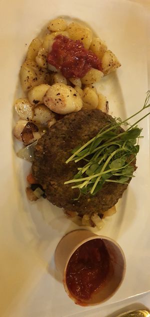 Vego-stek med stektpotatis och grönsaker at Tre Lyktor in Trelleborg