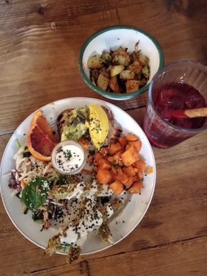 Chill plate, roasted potatoes, bissap juice (not too sweet 🙂) at Personne n'est parfait in Bordeaux