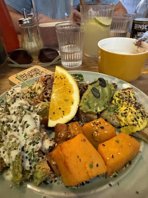 Vegane Auswahl und Cappuccino mit Hafermilch  at Personne n'est parfait in Bordeaux