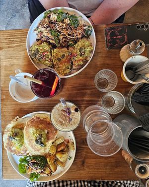 plats : cheesy pancakes et avocado toast ; boissons : bissap et smoothie creamy avocat banane at Personne n'est parfait in Bordeaux