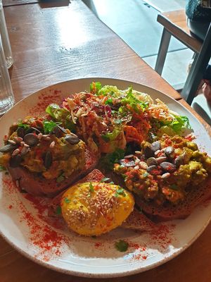 "Avacado toast" the hummus (yellow) was to die for at Personne n'est parfait in Bordeaux