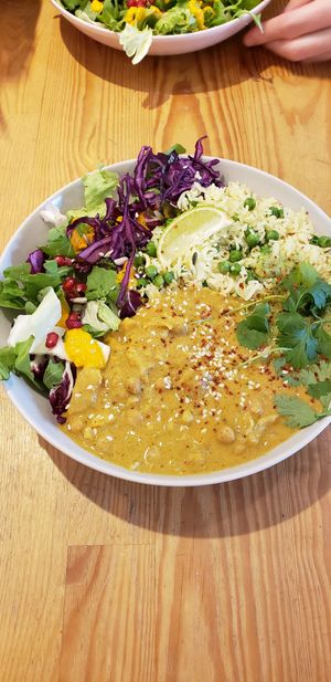 Curry mit Kürbis, Kartoffeln, Kichererbsen und Tofu.  Dazu Reis und ein Salat. at Yummy Mummy Vegan Bistro in Berlin