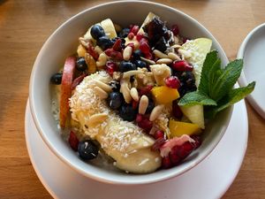 Chia porridge bowl..... tastes like it looks: just great at Yummy Mummy Vegan Bistro in Berlin