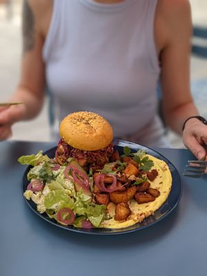 Amazing signature burger with pulled jackfruit in BBQ sauce, roasted potatoes and homemade garlic mayonnaise ❤️❤️❤️ at Monkey Mood in Bordeaux