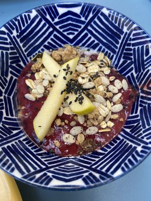 Granola bowl at Monkey Mood in Bordeaux