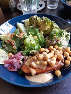 Patate douce garnie et salade at Monkey Mood in Bordeaux