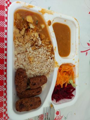 Vazou um pouco do feijão por conta do delivery. Ótima comida. at Vegetarian Food in Ubatuba