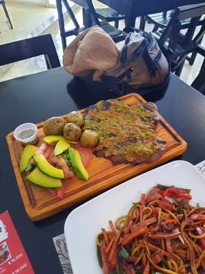 churrasco steak + Pasta in teriyaki 😃 at Roots Veggie & Healthy Food in Barranquilla