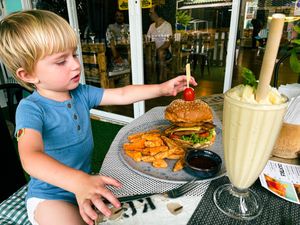 Bacon burger und Shake 💚 #Veganuary at Vegan Junkie in Phuket