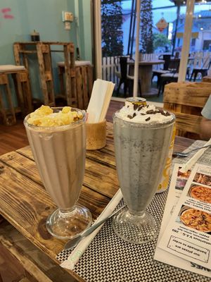 (Left) salted caramel milkshake. (Right) mint choc chip milkshake #Veganuary at Vegan Junkie in Phuket