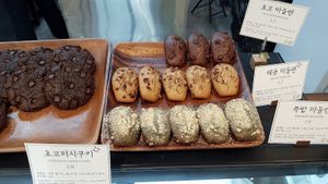 Display of Madeleines and cookies at For Four Bread 포포브레드 in Seoul