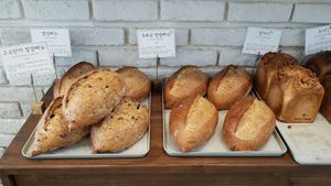 Display of breads at For Four Bread 포포브레드 in Seoul