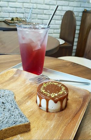 Vegan cheesecake (GF) and Omija ade at For Four Bread 포포브레드 in Seoul