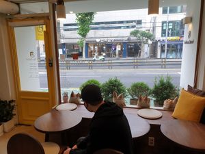 3 small tables is all they have at For Four Bread 포포브레드 in Seoul