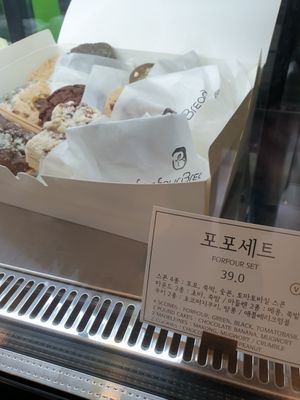 boxed gift sets at For Four Bread 포포브레드 in Seoul