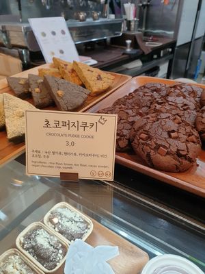Choco cookies are a fave at For Four Bread 포포브레드 in Seoul