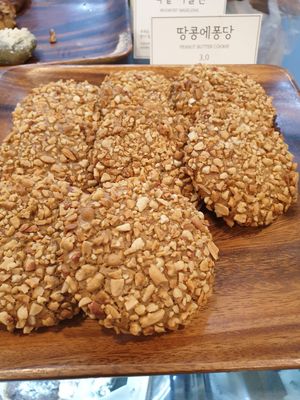 peanut cookies popular at For Four Bread 포포브레드 in Seoul