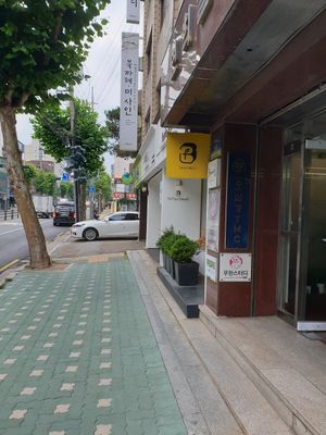 From sidewalk at For Four Bread 포포브레드 in Seoul