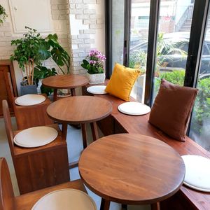 same style seating at For Four Bread 포포브레드 in Seoul