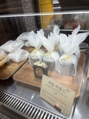Cake  at For Four Bread 포포브레드 in Seoul