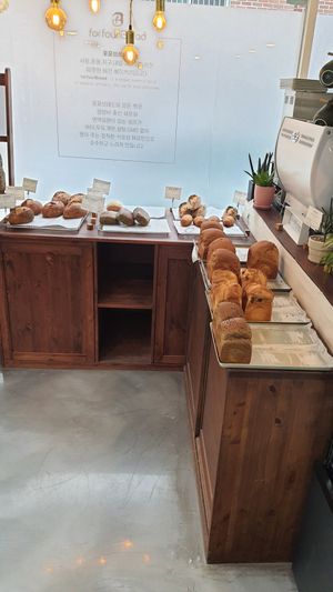 display of breads at For Four Bread 포포브레드 in Seoul