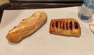 Ein belegtes Brötchen mit Tomaten und Avocado und eine Kirschtasche at backWERK - Am Einkaufszentrum in Bochum