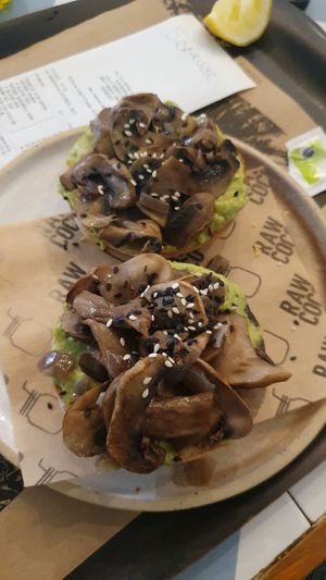 Tostas sin gluten de aguacate con champiñones #Veganuary at Rawcoco - General Pardinas in Madrid