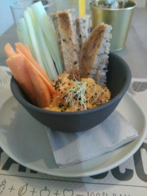 Hummus excelente at Rawcoco - General Pardinas in Madrid